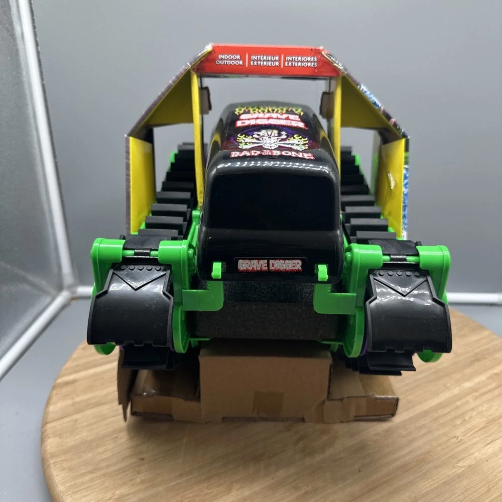 Monster Jam, Official Grave Digger Trax All-Terrain Remote -Control Vehicle -NEW